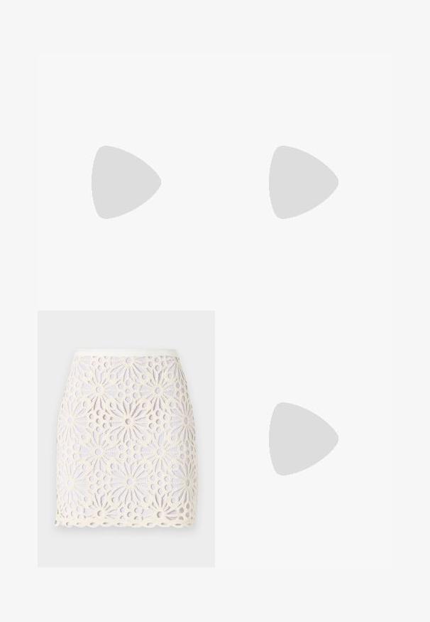 Top scurt bej cu bretele subțiri, având o textură cu paiete care reflectă lumina, creând un efect strălucitor pe suprafața sa.; Fusta mini din dantelă albă, cu modele florale și detalii decupate. Baza are un finisaj ondulat, iar talia este netedă, având un ușor luciu.; Sandale negre cu toc înalt au curele subțiri cu un design legat, un vârf pătrat neted și un toc stiletto elegant.; Geantă metalică gri deschis, cu un strap din lanț, decorată cu mici ținte circulare metalice și un logo de marcă triangular.; Cercei din metal argintiu cu o formă netedă, în formă de lacrimă și un finisaj lucios. Gravuri subtile adaugă detalii. Design minimalist.