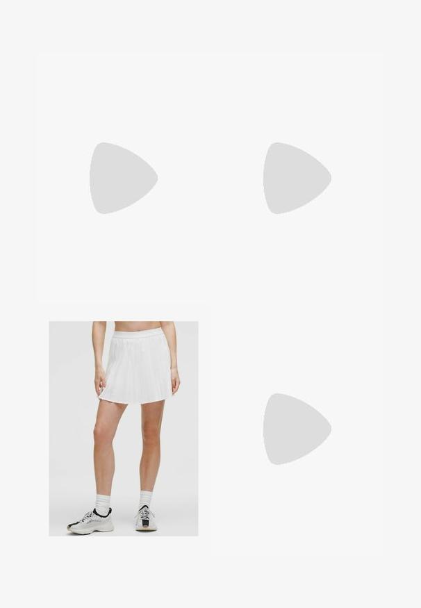 Langarm polo shirt in beige met roze en witte horizontale strepen, voorzien van een witte kraag en een drieknoopsluiting. Zachte stoftextuur.; Witte geplooide minirok met een brede tailleband, gecombineerd met zwart-witte sportschoenen. Getextureerde stof met scherpe plooien.; Zign Laarzen - black; Zwarte, hoekige zonnebril met grijze lenzen; gemaakt van plastic, met dikke armen met een gladde oppervlakte en zonder zichtbare hardware.; Zwarte leren handtas met een gouden hardware accent, voorzien van een kenmerkende sluiting, een afneembare schouderband en een ge textureerd oppervlak.