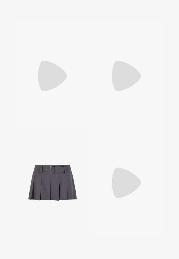 Mango T-shirt basic - black; Mini gonna plissettata grigia con una texture morbida, dotata di una vita larga, passanti per la cintura e un dettaglio con fibbia rettangolare in argento.; Stivale alla caviglia nero in pelle lucida con tacco a blocco. Presenta una suola testurizzata e un design a punta. Cuciture decorative sulla parte superiore.; Borsa a spalla in vernice nera con forma curvata, una tracolla, tasche frontali e dettagli in metallo argentato.