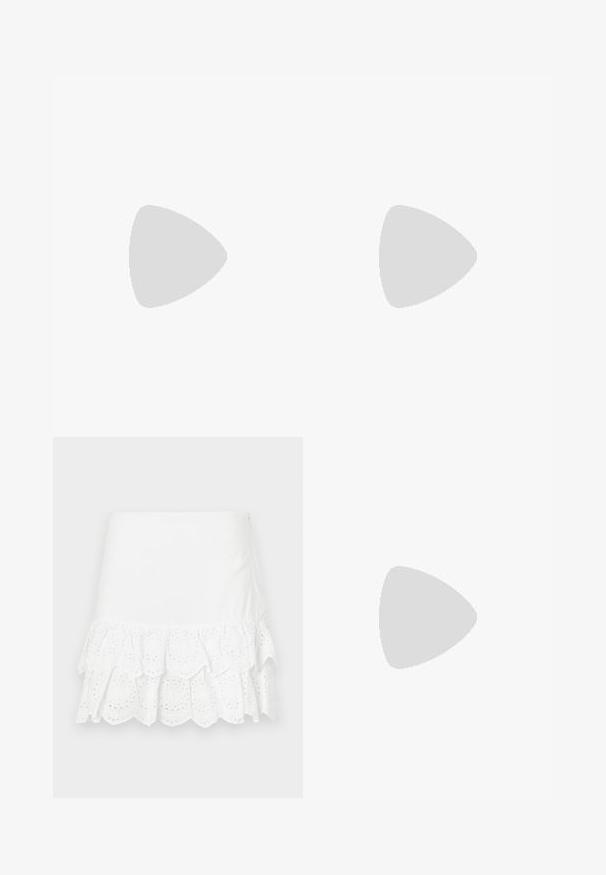 Un caraco blanc à fines bretelles, présentant un motif de cerises rouges sur tout le tissu. Tissu doux, coupe décontractée, décolleté en V et ourlet droit.; Jupe en coton blanc présentant un design à volants superposés avec broderie à œillets au bas. Texture lisse, longueur au-dessus du genou.; Escarpin noir en cuir à bout pointu avec une bride de cheville et un talon épais. Texture lisse, design élégant et esthétique minimaliste.; Sac fourre-tout en cuir noir avec une texture lisse, de forme rectangulaire et deux longues poignées. Pas de matériel ou d'ornementations visibles.