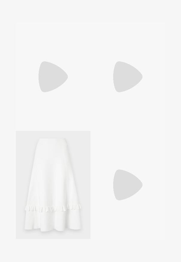 Off-Shoulder-Oberteil mit Rüschenkanten, mit einem gerafften Design in sanften Farben, leichtem Stoff und strukturierter Oberfläche.; Weißer, ausgestellter Rock aus strukturiertem Stoff, mit Rüschensaum und Lochmuster, sanftem Bund und knielangem Schnitt.; Keilsandale mit einer natürlichen Jute-Plattform, cremefarbenem Stoff-Obermaterial und zwei geschichteten Blumenakzenten; verfügt über einen dünnen Fesselriemen mit Schnalle.; Geflochtene braune Tragetasche mit offenem Muster, rechteckiger Form und zwei geflochtenen Griffen. Verfügt über einen stabilen Boden für Unterstützung.