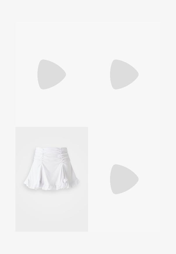 Must t-särk, millel on must värv ja varrukad puuduvad, esitleb graafilist trüki kitarrist tiibadega, tekst "ROCK & ROLL 1987" ning ringikujulisi disainielemente.; Valge seelik, mis on valmistatud tekstuursest kangast ning millel on rütmidetailid ja volangääred. Omab laienevat disaini ja hästi istuvat vööd.; Must muste knee-high must, mille hõbedase nööriga, paksu platvormiga ja naelutatuga ümber pahkluude.; Must värviline lakknahast käsipagas, millel on läikiv hõbedane kett, dekoratiivsete rihmade ja metallist silmadega. Sujuv, kaardus kuju.