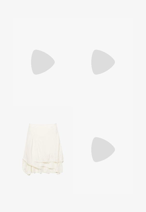 Weißes, geripptes Trägershirt mit verstellbaren Spaghettiträgern und zarter Spitzenverzierung am Ausschnitt. weiches, dehnbare Material. Figurbetontes Design.; Weißer Wickelrock mit schichtweisem Design, der mit strukturierten Spitzendetails entlang des Saums, weichem Stoff und einer fließenden Silhouette versehen ist.; Braune Wildleder-Sneaker mit weißen Akzenten und Schnürsenkeln. Gummisohle in Kautschuk-Optik. Getragen mit weißen Socken, die schwarze Streifen haben. Grüner strukturierter Fußboden.; Sonnenbrille mit einem klaren gelben Kunststoffrahmen und braun getönten Gläsern. Sie hat eine rechteckige Form und elegante Bügel.; Schwarze Leder-Hobo-Tasche mit einem lässigen Design, breitem Schultergurt und glatter Textur. Verfügt über einen seitlichen Reißverschluss.
