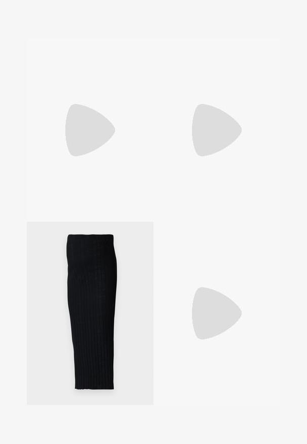 Schwarzes Umstandstop mit langen, puffigen Ärmeln, einem runden Ausschnitt und einer lockeren Passform. Hergestellt aus einem glatten, dehnbaren Stoff für zusätzlichen Komfort.; Schwarzer gerippter Midirock mit enger Silhouette, der vertikale Linien für Textur aufweist. Hergestellt aus einem dehnbaren Stoff für Komfort.; Weißer Sneaker aus glattem synthetischem Material mit runder Spitze, Schnürdesign, flacher Sohle und dezenten Perforationen.; Schwarze Handtasche mit strukturierter Form, glatter Textur und einem metallischen Verschluss. Kombiniert mit weiten schwarzen Hosen und offenen Sandalen auf einem Holzboden.