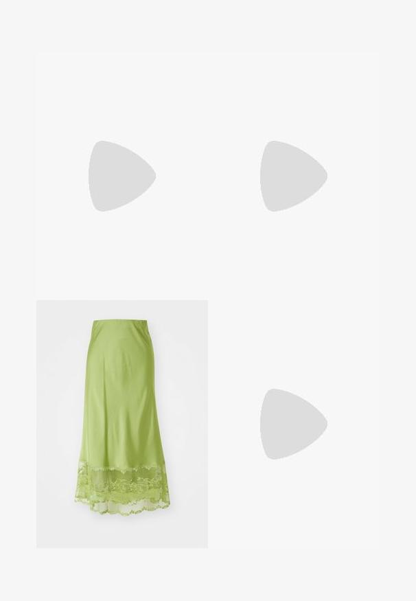 Lyserød og cremefarvet ærmeløs top med et tie-dye mønster, samlet tekstur ned foran og rund halsudskæring.; Lang, limegrøn nederdel lavet af glat stof. Har en blondekant i kanten med blomsterdesigns broderet i matchende farve.; Rosa hæle sandaler med en blank finish, der har et thong rem design og en slank metallisk hæl. Glat texture og minimalistisk stil.; Guldtonede metal hoops med et skinnende, buet design. Viser en halvmåneform med glatte overflader og stift lukning.
