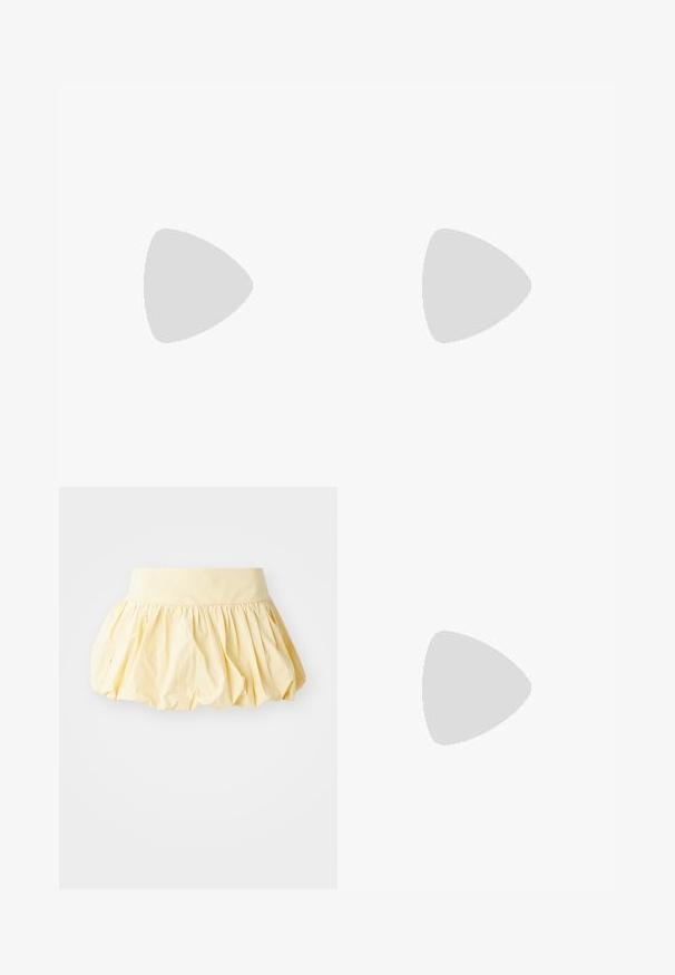 Hnedo-červený halterský crop top s bielymi obrubami, s okrúhlym logom "Santa Cruz" v bielej farbe, vyrobený z rebrovanej bavlnenej látky.; Žltá bavlnená sukňa s objemným, zberaným dizajnom a širokým pásom. Hladká textúra a ľahká látka vytvárajú neformálny vzhľad.; Čierno-biele kárované slip-on tenisky Vans s plátnovým zvrškom, gumovou podrážkou a vypolstrovaným golierom. Rovný, guľatý špička s bielymi akcentmi na podrážke.; Ružový nylonový batoh s šikmým dizajnom, strieborným logom Nike, dvoma zipsami a nastaviteľným popruhom so sponou.