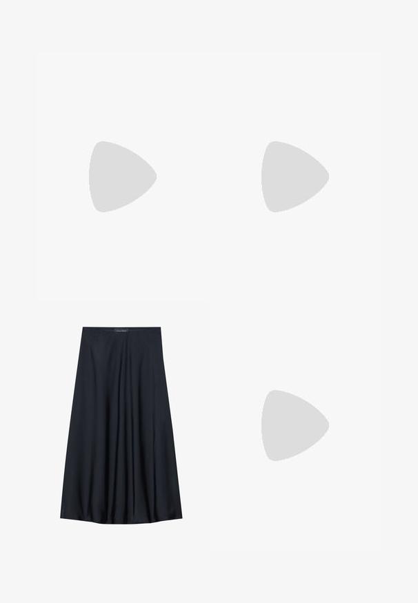 Hvit stroppeløs topp laget av mykt stoff; utvidet design med en tettsittende liv og rett kant, med en jevn tekstur.; Sort, knelangs skjørt laget av lett stoff med en flytende design. Har en jevn tekstur og subtile folder for ekstra detalj.; Svart lær flat sko med spiss tå, sidestrap med sølvfarget spenne, og lav hæl. Jevn tekstur og minimalistisk design.; Duffelbag med et beige mønster på utsiden, svarte lærstropper, gullfargede detaljer, og en liten matchende lomme vedheng. Strukturelt design.; Gullfarget rektangulær klokke med hvit urskive, sølvfargede timeindikatorer og et slitesterkt metallarmbånd. Vanntett funksjon inkludert.