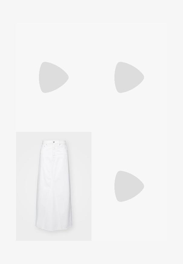 Beige kurzes Oberteil mit Puffärmeln, tiefem V-Ausschnitt und dekorativer Lochmuster-Borte am Saum. Verfügt über ein gebundenes Stoffband. Glatte Textur.; Weißer Denim-Maxirrock mit geradem Schnitt, ausgestattet mit einem frontalen Nahtdesign und ausgefranstem Saum. Mit Metallknopf und Vordertaschen.; Schwarze Lackleder-Slingback-High Heels mit spitzem Schuh und einem geometrischen Blockabsatz. Verfügt über ein schlankes, minimalistisches Design und eine glatte Textur.; Schwarze Lederhandtasche mit geschwungener Form, abnehmbarem Tragegurt und goldenen Beschlägen. Die Tasche verfügt über einen Deckel mit einer Schnallen-Details.