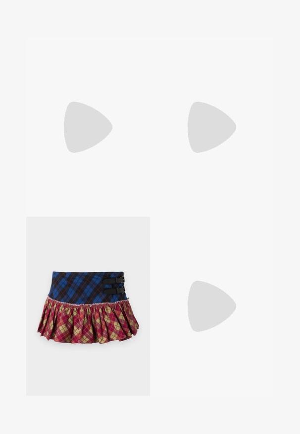 Stříbrný top s flitry, kulatým černým výstřihem, krátkými rukávy a volným střihem, se světlým, texturovaným povrchem.; Skládaná sukně s vrškem v modro-černé kostce, s dvěma černými sponami a volánkovým lemem s diamantovým vzorem v červené, zelené a žluté barvě.; Černé kožené kotníkové boty s špičatou špičkou a blokovým podpatkem, zkombinované s lesklými stříbrnými kalhotami, které ukazují elegantní textury a kontrastní barvy.; Stříbrná metalická kabelka s elegantním obdélníkovým tvarem, na přední straně s/detail/skládanou mašlí a dvojími krátkými uchy. Hladký povrch.