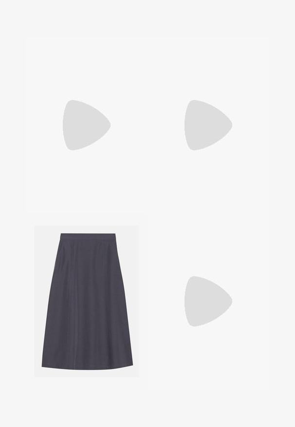 Paita off-the-shoulder dalam kain biru lembut, reka bentuk yang fit dengan lengan pendek, dan tekstur yang halus. Label dipaparkan di neckline.; A-linjainen, tummanharmaa hame, joka on valmistettu sileästä kankaasta ja jossa on sivutaskut. Hameessa on siisti vyötärö ja huomaamattomat sauman yksityiskohdat.; Musta lakattu nahka slingback-korkokengät, joissa on terävä kärki, pyöreä aukko-muotoilu ja lohkokorko. Varustettu kultasävyisellä solkiyksityiskohdalla.; Musta käsilaukku, jossa on teksturoitu pinta, kaksi yläkantta ja säädettävä olkahihna. Varustettu kultasävyisillä varusteilla ja sivutaskuilla.