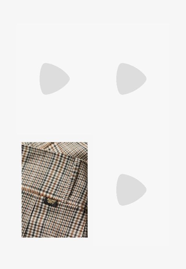 Grijze, lang mouwtop met een off-shoulder ontwerp. Gemaakt van zachte stof met een gladde textuur en een recht gesneden zoom.; Bruin, grijs en zwart geruit stof met een gestructureerde afwerking. Inclusief een klein zwart label met "Superdry" in gouden letters.; Zilveren hoge stiletto laars met een puntige neus, gemaakt van glanzend metallic materiaal, met een slanke, aansluitende pasvorm en hoge hak.; Zilveren zonnebril met ovale lenzen, dunne metalen montuur en golvende pootaccenten. Lenzen zijn licht getint en het montuur is stijlvol en modern.