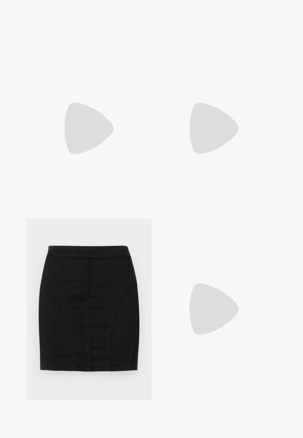 T-shirt preto de manga curta com um decote alto, feito de tecido de algodão suave. Design simples sem padrões ou gráficos visíveis.; Saia mini em denim preto com um design justo, painéis estruturados e costuras visíveis para um detalhe extra. Textura suave e silhueta elegante.; Bota de couro preta até o meio da panturrilha com bico fino, parte superior dobrada e salto baixo e esguio, em fundo branco.; Pochete de pulso floral vermelha com padrão de rosas, fecho com zip, ferragens prateadas e uma alça de pulso para um transporte conveniente.