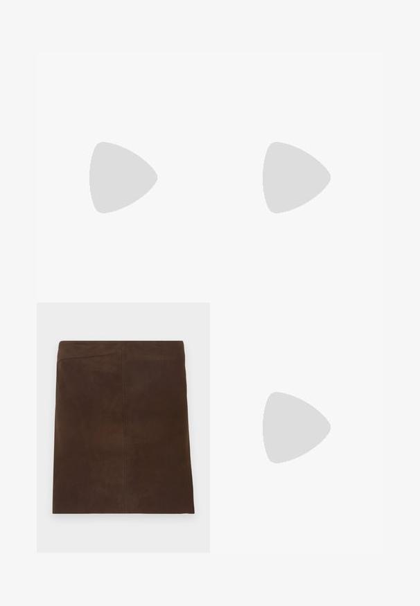 Čierny krátky rukáv s rebrovaným dizajnom a bielymi horizontálnymi pruhmi. Detail s oblúkovými manžetami a výstrihom zlepšuje jeho vzhľad. Vhodný na voľnočasové nosenie.; Hnedá semišová mini sukňa s čistým a jednoduchým dizajnom. Má rovný strih a hladké vertikálne švy pre minimálne detaily.; Čierne kožené kovbojské čižmy s špicatými prstami, klinovými podpätkami a striebornými vyšívanými kvetinovými vzormi po celej dĺžke. Kontrastné šitie po celom povrchu.; Červená kožená kabelka s ostrým, geometrickým dizajnom. Má jeden nastaviteľný popruh a uzatváranie na klopu so šitím.