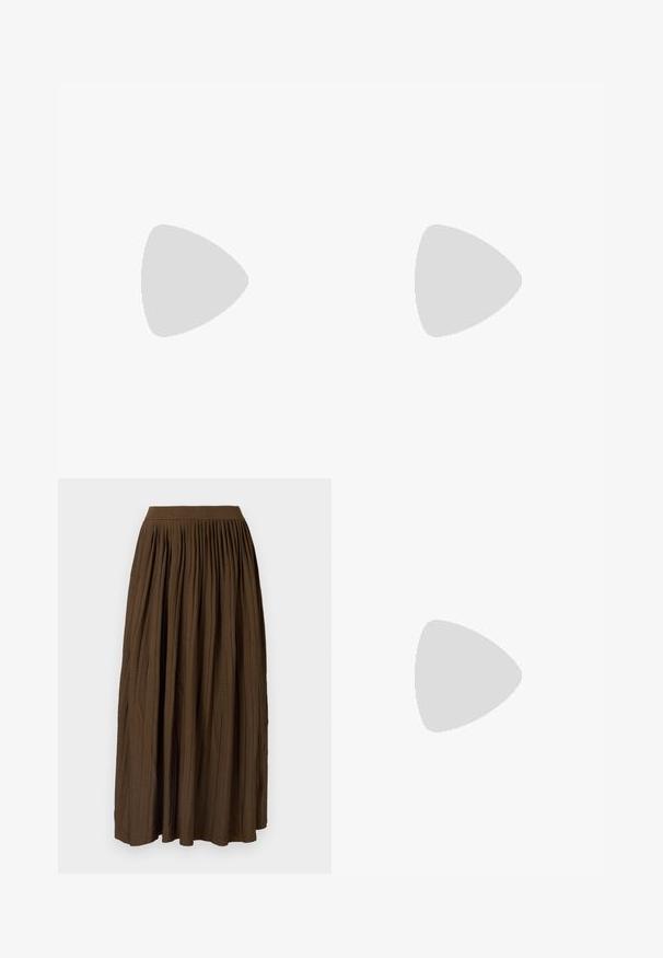 Beige, lyhythihainen paita, jossa on korkea kaulus ja tiukka siluetti. Sileä pinta, jossa on hieno kiilto. Ei näkyviä kuvioita tai varusteita.; Ruskea pleatattu maksi-hame, jossa on leveä elastinen vyötärö ja teksturoitu kangas, jossa on pystysuorat laskokset lisäyksiköitä ja liikkuvuutta varten.; Naisten leopardikuvioiset slingback-kengät matalalla paksupohjalla ja kultaisella soljella sivunauhoissa, esitetty sivuprofiilissa yksinkertaisella taustalla.; Tory Burch ROMY PEBBLED SATCHEL - Käsilaukku - tiramisu