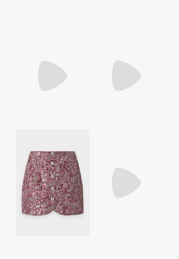 Rõhitud, helesinine top, millel on õhukesed rihmad. Valmistatud pehmest ja venivast kangast. Omab sobivat siluetti ja tekstureeritud disaini kogu ulatuses.; Roosa sädelev seelik, millel on tekstuuriga kude, sobiva disainiga ja viie hõbedase nupu pikkusega ees. Kujundatud äär ja säravad aktsendid.; Musthave nahkased kõrged kontsad, millel on terav varvas, väike kitten-kont ja dekoratiivne sõlm ees. Ühtlane sile tekstuur.; Valge ristkülikuline kotti, mis on valmistatud läikivast materjalist, hõbedase ahelsangaga. Mudel poseerib, tutvustades kotti ühtlase taustaga.