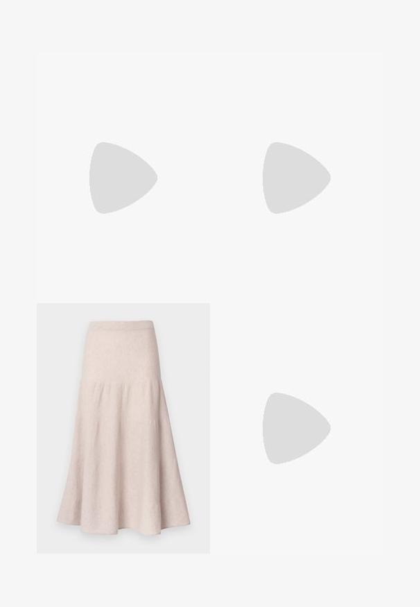 Bijela bezrukavna majica s volanima na izrezu i velikim dekorativnim cvjetom naglašenim s jedne strane; glatka tekstura, prilagođeni dizajn.; Svijetlobéž suknja trapeznog kroja izrađena od mekog tkanja, s visokim strukom i naboranim dizajnom te lepršavim siluetom.; Crne kožne baletanke s zaobljenim vrhom, glatke teksture, minimalnim detaljima šavova i fleksibilnim dizajnom potplata.; Smeđa kožna torba s preklopom, zlatnim detaljima, remenom za nošenje preko ramena i glatkom teksturom. Kompaktni pravokutni oblik.