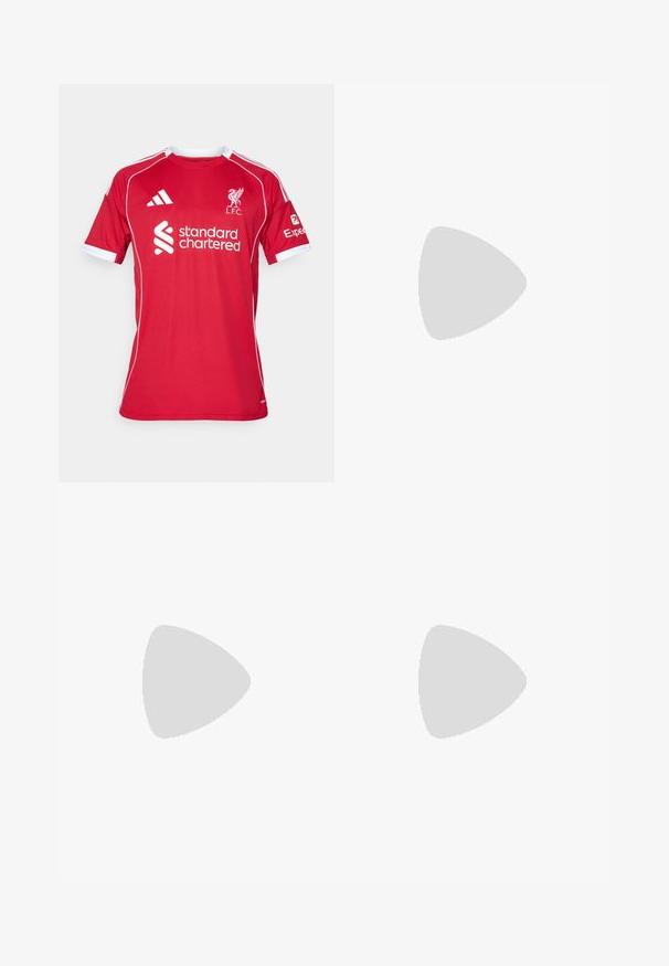 Rotes Fußballshirt mit kurzen Ärmeln, aus Polyester, mit weißen Akzenten, Rundhalsausschnitt und Logos von L.F.C. und Standard Chartered.; Braune gerade geschnittene Hosen aus strapazierfähigem Stoff mit glatter Textur. Mit Gürtelschlaufen und flachen Bunddesign, geeignet für lässige Kleidung.; Schwarze Lederloafers mit einem fransenverzierten Akzent, ausgestattet mit einer robusten schwarzen Sohle und gelber Naht entlang der Kante. Texturierte Oberfläche.; Dreischichtige Halskette aus Silbermetall mit schlanken, flexiblen Ketten mit leichtem Glanz, gesichert mit einem Karabinerverschluss und verstellbarer Kette.