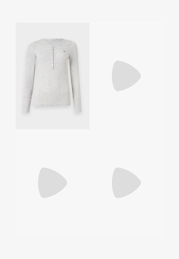 Harmaa pitkähihainen paita, joka on valmistettu ribbikankaasta. Paidan kauluksessa on napitettu Henley-tyyli ja rinnassa on pieni brodeerattu logo.; Tummanharmaat leveälahkeat farkut, jotka on valmistettu denimistä. Niissä on etupainike, kaksi takataskua ja kontrastivärinen ommel sauman varrella.; Musta lakattu nahkakengät teräväkärkisillä, leveällä kantapäällä ja nilkkahihnalla, yhdistettynä harmaisiin ribattuihin säärystimiin ja ruskeaan mokkasiinimekkoon.; Must-have mustekahvi nahkalaukku krokotiiliaistalla, kiristetty yläosa ja rypistetty hihna. Näyttää pehmeältä ja kompaktilta muotoilultaan.