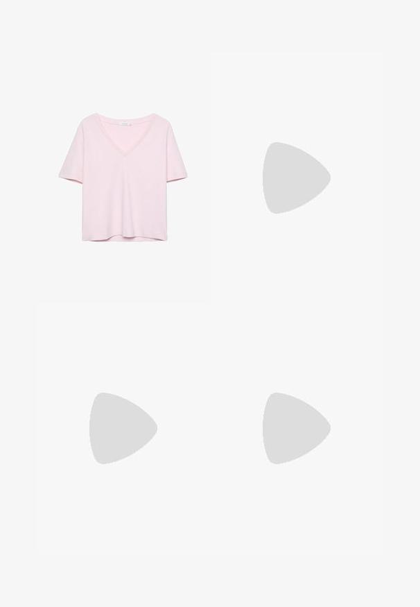 Majica s kratkim rukavima i V izrezom, napravljena od mekanog, laganog materijala u pastelno ružičastoj boji. Opusten kroj sa jednostavnim, čistim dizajnom i bez vidljivih uzoraka.; Svijetlo ružičaste kratke hlače od teksturirane tkanine. Imaju elastičnu traku s vezicom i srebrnim vrhovima, dizajnirane za udobnost.; Crne lakirane natikače na remenčić sa špicastim nosom, dizajnom sa izrezima sa strane i malim kvadratnim potplatom. Glatka tekstura s minimalnim akcentima.; Crna kožna torba za nošenje s glatkom teksturom, pravokutnim oblikom i dvije duge ručke. Nema vidljivih metalnih dijelova ili ukrasa.