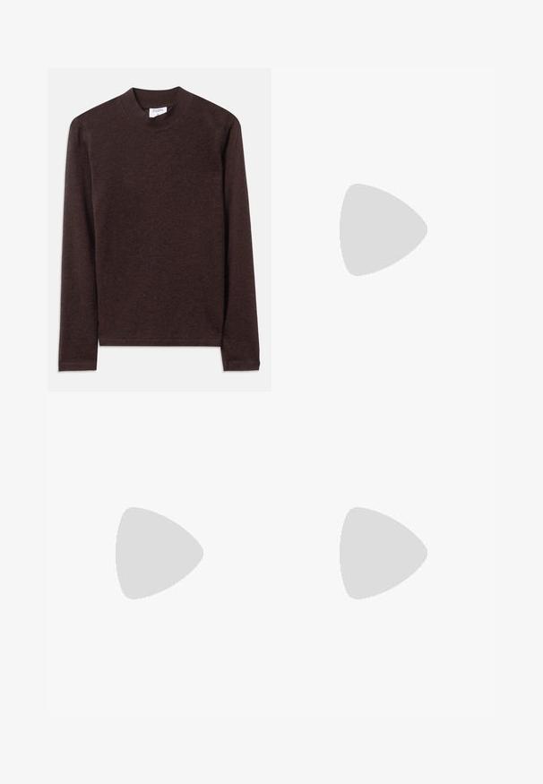 Hnedý dlhý rukáv top s vysokým výstrihom, vyrobený z mäkkej, textúrovanej látky. Má jednoduchý dizajn a rovné rukávy.; Pletené rozšírené nohavice s viacfarebnými horizontálnymi pruhmi v zemitých odtieňoch, vrátane horčicovej, tyrkysovej, hnedej, čiernej, ružovej a šedej.; Hnedé semišové členkové topánky s elastickými bočnými panelmi, zaoblenou špičkou a hrubou gumovou podrážkou so štruktúrovaným vzorom.; Čierna kabelka s zakriveným tvarom, s viacfarebným chevronovým vzorom a metalickou niťou. Má kožený popruh a zlaté kovové akcenty.