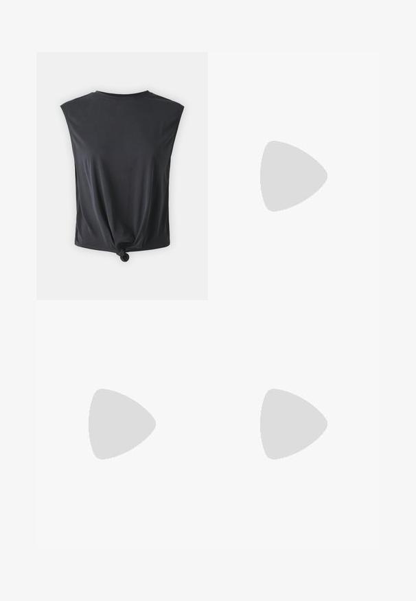 Ermeløs svart topp laget av glatt stoff, med en knyttet detalj ved frontkant og rund halslinning.; Lagdelte hvite skjørt med svarte prikker, med elastisk liv og snor i lukking. Flytende stoff med volangkant.; Hvit kanvas sneakers med chunky såle, avrundet tå og fem hull for snøringer. Bakre tab for enkel påkledning. Glatt tekstur, minimalistisk design.; Even&Odd by Zalando HOBO SHOPPER - Shoppingveske - off-white