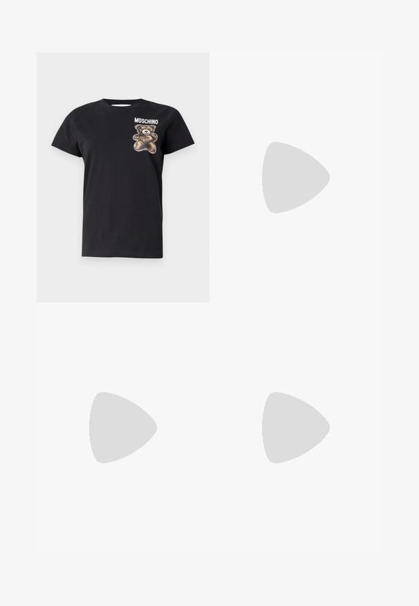 MOSCHINO Camiseta estampada - black; Pantalones jogger negros hechos de tela suave, con cintura elástica, corte ajustado, bolsillos laterales y puños ajustados en los tobillos.; Zapato slingback de cuero negro con puntera afilada, tacón cuadrado y correa ajustable con hebilla. Textura suave con diseño minimalista.; Bolso cruzado de piel negra con una correa de cadena dorada, acentos de hardware plateado y una tapa frontal que presenta una placa de marca dorada.