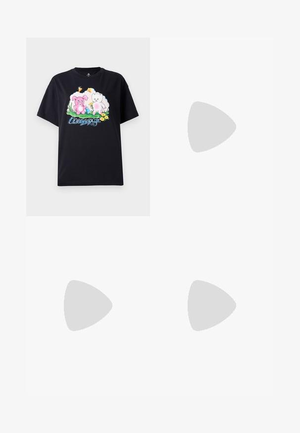 Musta puuvillapaita, jossa on värikäs graafinen kuva vaaleanpunaisesta pupusta ja valkoisesta kissasta kukkien kanssa, sekä "Converse" sinisellä kirjailulla.; Sininen farkut, joissa on ruskea nahkainen etiketti, jossa lukee "ONLY CARMKOMA Denim", näkyvillä ompeleilla ja sivutaskun yksityiskohdalla.; Hopeakylkinen korkokenkä, jossa on terävä kärki, metallinhohtoinen viimeistely, kaksi koristeellista nauhaa ja hoikka korko mustalla kärjellä.; Musta nahkainen käsilaukku, joka on kaareva muotoilultaan, irrotettavalla hihnalla ja kultaisilla yksityiskohdilla. Laukussa on läppä, jossa on solk yksityiskohta.