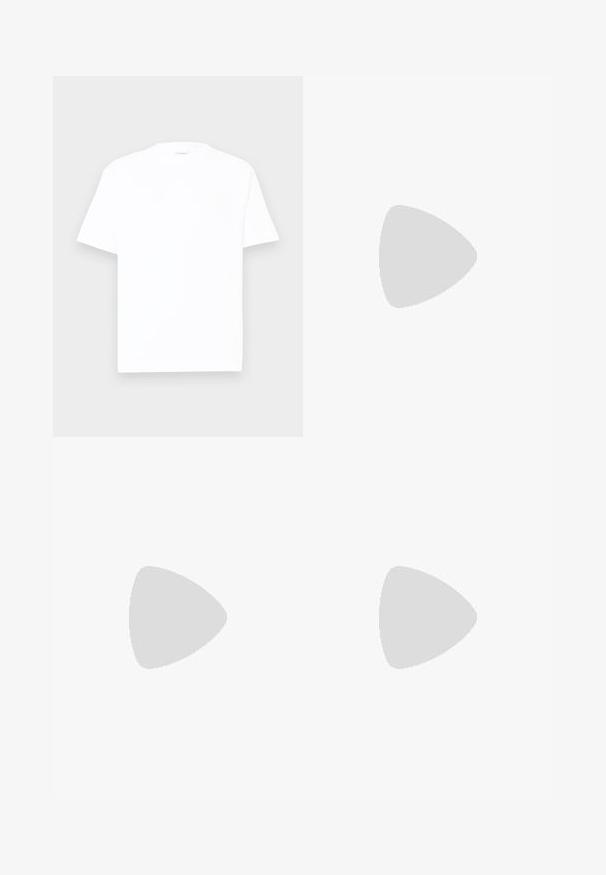 Camiseta de algodón blanca con cuello redondo, mangas cortas y corte relajado. Textura suave, detalles mínimos, sin patrones ni gráficos.; Pantalones cargo de tela verde oscura, con múltiples bolsillos laterales, corte recto y cremallera en el tobillo para un ajuste ajustable.; Botas de cuero negro hasta el tobillo con punta redonda y suela de plataforma beige. Cuentan con laterales elásticos para facilitar el uso y una textura suave.; Bolsa de lona negra con dos asas, que presenta una parte superior plana, superficie texturizada y un pequeño logotipo en relieve en la parte delantera.