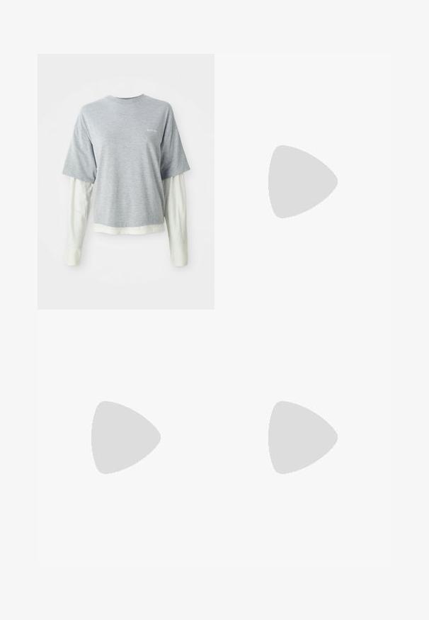 Graues T-Shirt mit kurzen Ärmeln, das über einem weißen Langarmshirt getragen wird, beide aus weichem Baumwollstoff. Hat ein kleines Logo auf der Brust.; Baumwollshorts in Off-White mit strukturierten, vertikalen Linien, gewelltem Saum und einem glatten Bund mit einem kleinen Logo-Akzent.; Schwarze kniehohe Stiefel aus glattem Leder, mit spitzem Schuhbund, einem Blockabsatz und einem V-förmigen Ausschnitt an der Oberseite.; Schildpatt-Sonnenbrille mit ovalen Gläsern, ausgestattet mit einem dunklen Gestell mit hellen und dunklen Brauntönen sowie schlanken, geschwungenen Bügeln.; Rote Leder-Schultertasche mit einem geschwungenen Design, glatter Textur und einem Reißverschluss. Sie verfügt über einen dünnen Henkel zum Tragen.