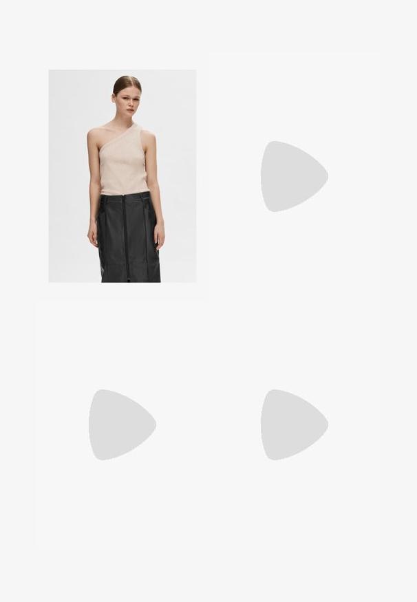 Beige top bez rukávů na jedno rameno z jemné texturované tkaniny, spárovaný s černou koženou sukní ke kolenům s předním zipem a kapsami.; Bílé kalhoty s modrými vertikálními pruhy, vyrobené z lehkého materiálu. Mají elastický pas a široké, rozšířené nohavice.; Černé semišové a kožené tenisky s krémovým postranním swooshem a světlým krémovým podpatkem. Mají béžové tkaničky a podešev z gumové pryže.; Černá kabelka z umělé kůže s krokodýlím vzorem, staženým vrškem a zmačkaným popruhem. Zdá se, že má měkký a kompaktní design.