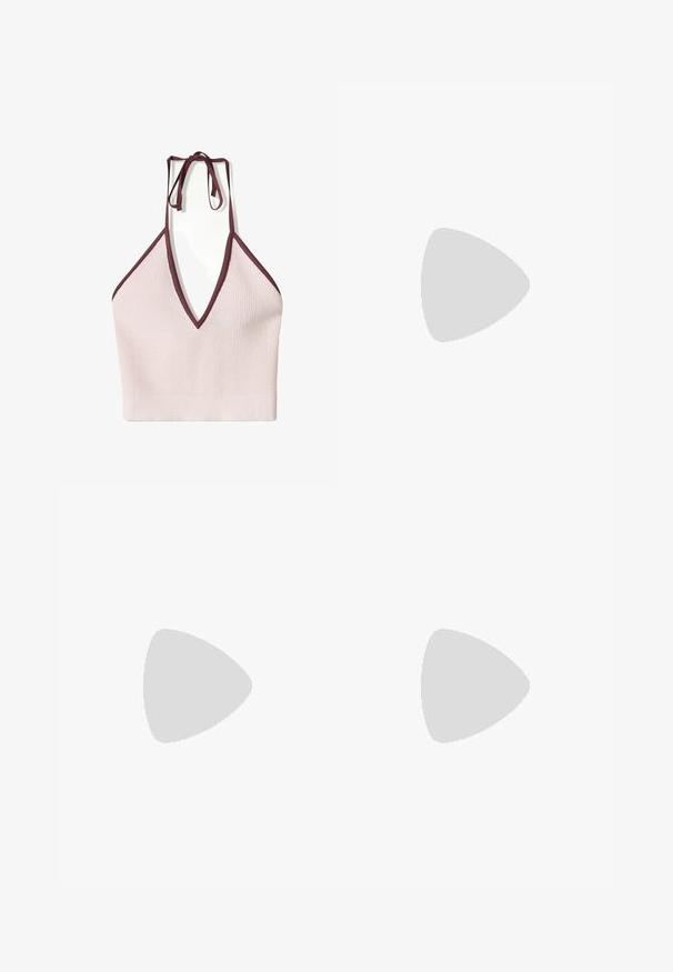 Haut de bikini halter tricoté rose clair avec un décolleté en V profond et des bords bordeaux. Comprend des liens réglables à l'arrière et une texture côtelée.; Pantalons larges blancs avec une taille à cordon, présentés sur un fond uni, mettant en valeur leur style décontracté et la texture du tissu.; Baskets en suède rose clair avec des rayures en cuir bleu foncé et une semelle en gomme. Les caractéristiques incluent des lacets plats et un logo sur le côté et la languette.; Sac fourre-tout en cuir marron avec une forme angulaire unique. Comprend des poignées doubles et une bandoulière amovible, agrémenté de détails en métal doré.