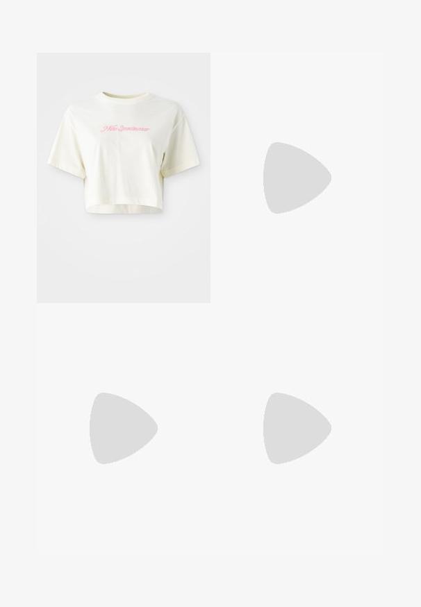 T-shirt cortada, de cor creme, feita de algodão. Apresenta um logo bordado em rosa que diz "Nike Sportwear". Com mangas curtas e gola redonda.; Calças bege claras com uma cintura elástica, apresentando painéis laterais cor-de-rosa e bolsos laterais. Textura suave com um design de perna reta.; Sapatilhas Nike em rosa com detalhes em verde, apresentando um material liso, atacadores brancos e uma sola texturizada. Meias brancas visíveis acima do tornozelo.; Uma bolsa bege feita de material macio, com um design descontraído, detalhes de costura e duas alças para o ombro. Adequada para uso diário.