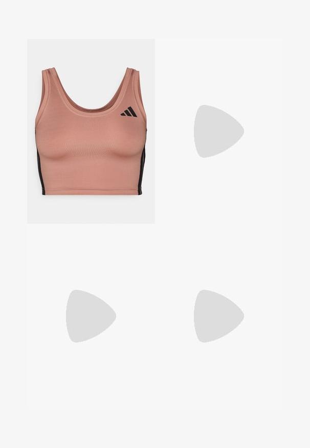 Um soutien de desporto em tecido suave na cor rosa claro, com decote em forma de U, riscas laterais pretas e subtis detalhes do logótipo. Corte ajustado com textura lisa.; Calções de desporto pretos com um design em camadas, apresentando riscas brancas diagonais e um logótipo verde "ADIZERO". Usados com ténis brancos.; Sapatilhas leves para atletismo com um upper em malha creme, riscas cinzentas, um detalhe em verde e um contraforte em azul texturizado. Cordões pretos.; Faixa atlética preta com uma textura suave, forma curva e parte superior elástica. Apresenta um pequeno logótipo branco da Adidas na lateral.