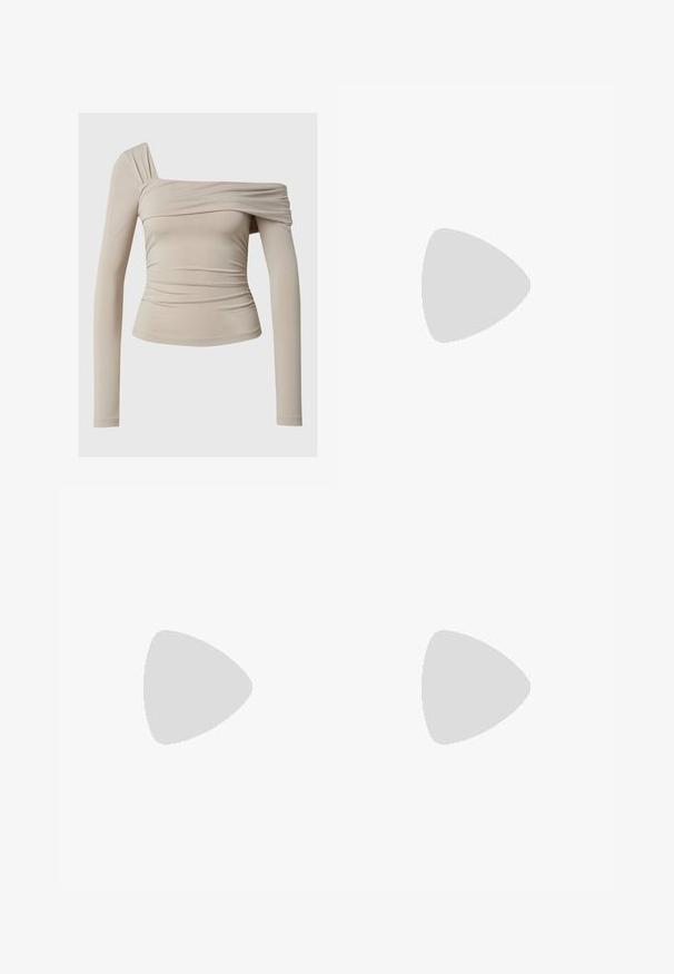 Top beige à manches longues avec un design décolleté, présentant une texture froncée et une silhouette ajustée. Tissu lisse et extensible.; Pantalons larges en tissu lisse, présentant un fond marron avec un motif léopard noir et une taille élastique.; Baskets de sport beiges avec des panneaux en maille et en cuir, dotées d'une semelle noire et d'un système de laçage, associées à un jean light blue ample.; Boucles d'oreilles en argent en forme de créoles avec un design torsadé, dotées d'une finition polie et d'une fermeture à poussoir. Mesurent environ 3 cm de diamètre.