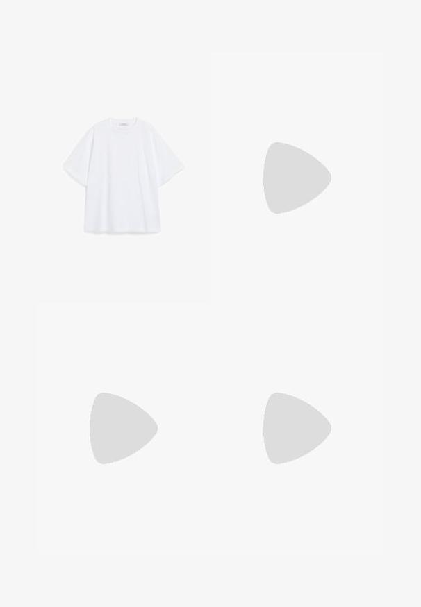 Witte katoenen T-shirt met korte mouwen, een ronde hals en een losse pasvorm. Glad textuur zonder zichtbare patronen of accenten.; Zwarte joggingbroek met een trekkoord in de taille, elastische boorden en een klein gouden logo aan de linkerkant. Zachte stof met een gladde textuur.; Witte leren sneakers met een gladde afwerking, ronde neus, geperforeerde details aan de zijkant en een rubberen zool met merklogo.; Zwarte draagtas gemaakt van duurzaam stof, met platte zijkanten, dubbele banden en een logo-tag aan de voorkant. Schoon ontwerp en eenvoudige textuur.