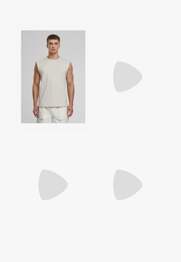 Urban Classics OPEN EDGE SLEEVELESS - Top - cloud; Jeans in denim blu chiaro con un design sbiadito, gamba ampia, cinque tasche e orli sfilacciati. Presentano toppe a contrasto per una maggiore texture.; Stivale alla caviglia in suede tan con collare imbottito nero, occhielli in metallo dorato, dettagli in cucitura bianca e suola in gomma robusta con battistrada pronunciato.; Orologio digitale dorato con quadrante rettangolare, funzione contapassi, resistenza all'acqua e bracciale a maglie metalliche. Mostra l'ora e la data.