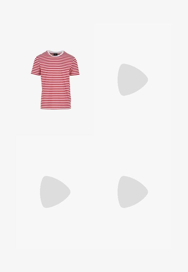 T-shirt à manches courtes rayé rouge et blanc avec un col rond, fabriqué en tissu à texture lisse. Présente des rayures horizontales régulières.; Shorts en lin noirs avec une taille élastique, un cordon de serrage et deux poches latérales. Présentent des plis et des ourlets roulés.; Des baskets noires avec une tige en suède et en matériaux synthétiques, dotées de trois rayures blanches, d'une semelle en caoutchouc texturé et d'une étiquette de logo bleue sur la languette.; Lunettes de soleil en plastique noir avec verres verts, monture carrée, accent argenté sur le sourcil et branches texturées. Marque indiquée sur l'intérieur de la branche.