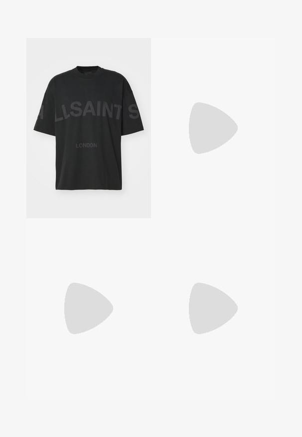 AllSaints BIGGY CREW - T-shirt con stampa - jet black; Camicia bianca a maniche lunghe con bottoni in cotone. Presenta un colletto classico, polsini a bottone e un piccolo logo ricamato in blu navy sul petto.; Jeans in denim blu chiaro con una vestibilità slim, design a cinque tasche e leggere sfumature. Presentano una chiusura con bottoni e orlo cucito.; Sneaker in suede grigio con logo Swoosh in pelle bianca, caratterizzati da lacci bianchi, suola in gomma solida e linguetta texturizzata.
