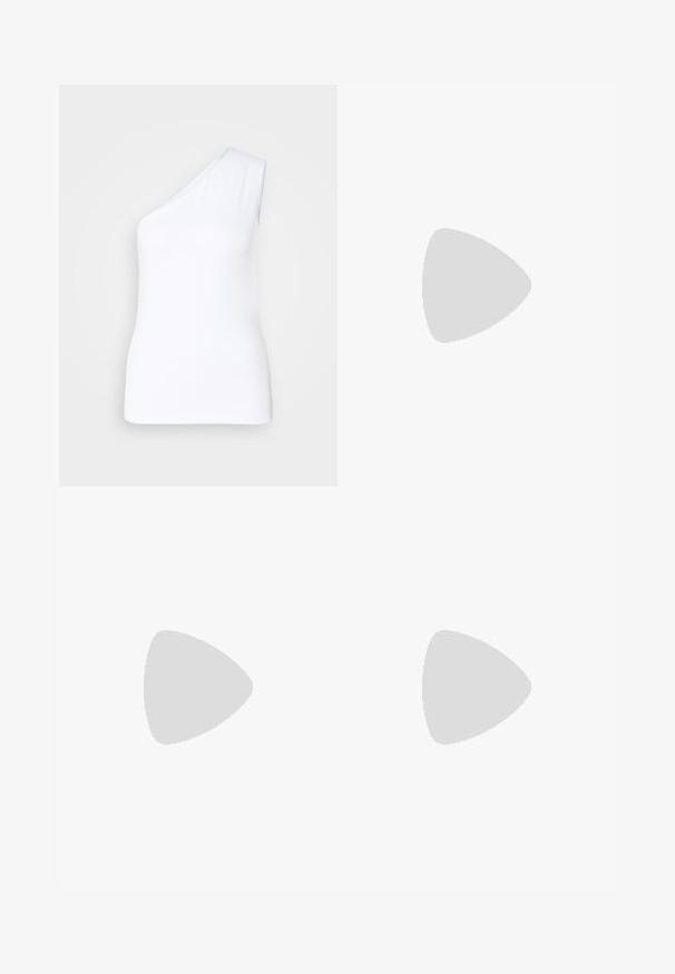 Asimetrična bijela majica bez rukava s dizajnom jednog ramena, izrađena od glatkog materijala, s prilagođenim siluetom i čistim rubovima.; Svjetloplave široke traperice od denima, visokog struka, s pet džepova i suptilnim izblijedjenjem te kontrastnim šavovima.; Bijele sandale s visokom potpeticom i trakama, ravno oblikovanim prstima, teksturiranim prednjim dijelom s naboranim detaljima i uskom trakicom oko gležnja.; Zlatne okrugle naušnice s teksturiranim, nepravilnim oblikom. Imaju nevidljivo zatvaranje i polirani završni sloj, što naglašava moderan dizajn.