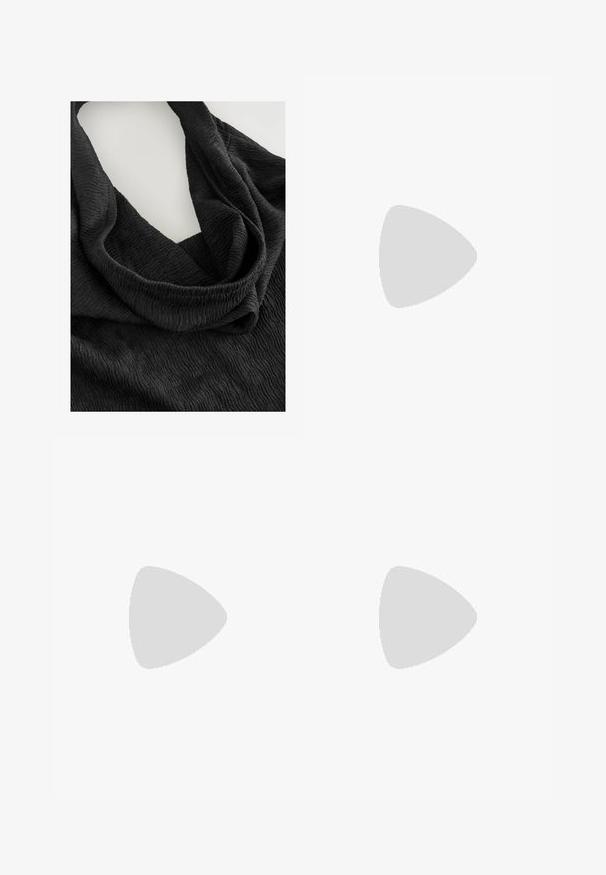 Svart texturerad tyg med ett krinklat mönster, draperat i en löpande design. Materialet verkar mjukt och lätt, vilket förstärker den flödande formen.; Ljusblå denimshorts med fransad nederkant. Har klassisk femficksdesign, knäppning och lätt slitage på tyget.; Ljusbruna klacksandaler med två smala remmar och en fyrkantig blockklack. Slätt material med minimalistisk design och en liten guldspänne-detalj.; Svarta ovala solglasögon med mörka linser, blank plastbåge, breda skaft och en liten guldkant på en sida.; Vit läderhandväska med guldfärgade detaljer, utrustad med flikstängning och justerbar, avtagbar rem. Rundad metalldekoration i mitten.; Guldörhängen med en slät, polerad yta, med en gångjärnsstängning och en rundad, avlång design.