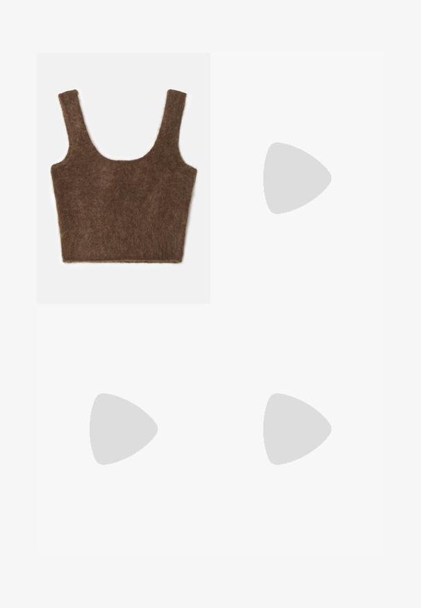 Débardeur court marron, pelucheux, avec de larges bretelles et un col rond. Texture douce et design simple sans motifs ni embellissements.; Pantalons évasés en vichy marron avec un tissu texturé, une taille haute et une fermeture éclair sur le côté.; Chaussures slip-on en suède marron avec un bout arrondi, semelle en caoutchouc et détails en découpes sur les côtés, assorties à un pantalon taillé beige clair.; Sac à main en cuir d'alligator brun avec une poignée supérieure et une bandoulière. Présente un logo proéminent sur le rabat avant. Texture douce.; Boucles d'oreilles en métal teinté or texturé avec un design sculptural en spirale. Comprend des surfaces lisses et des courbes réfléchissantes de lumière.