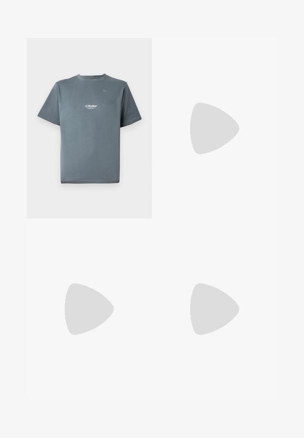 Graues Baumwoll-T-Shirt mit Rundhalsausschnitt, kurzen Ärmeln und einem kleinen weißen "JJ Studios"-Logo auf der Brust. Glatte Textur und lockere Passform.; Schwarze Cargo-Shorts mit weißen Kontrastnähten, mehreren Taschen und gerader Passform. Hergestellt aus strapazierfähigem Stoff mit glatter Textur.; Weißes Leder-Sneaker mit geprägtem Muster, strukturierter weißer Zwischensohle und schwarzen Akzenten an der Ferse. Verfügt über eine abgerundete Zehenpartie und flache Schnürsenkel.; Schwarze Sonnenbrille mit achteckigem Rahmen, dunklen Gläsern, glänzender Oberfläche, dünnen Bügeln und goldenen Akzenten auf der Vorderseite.