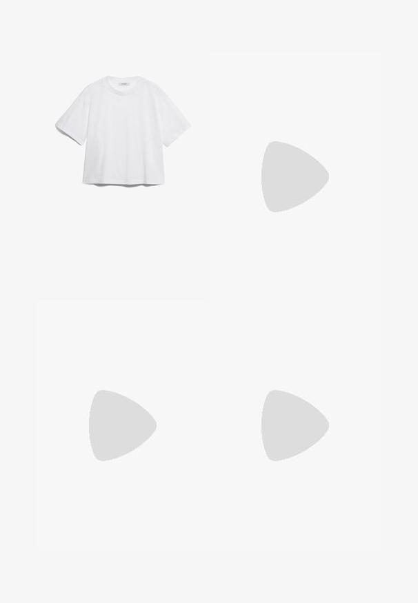 Hvit bomull t-skjorte med korte ermer, rund hals, avslappet passform og uten synlige mønstre eller grafikk. Glatt tekstur og enkelt design.; Lyseblå flagrende jeans laget av denim, med høy midje, frontlommer og rå kant ved mansjettene for et uformelt utseende.; Lys blå patentlær mule med spiss tå, lav gjennomsiktig hæl og en elegant design med utskjæring på vampen.; Hvit rektangulær clutch-veske laget av blankt materiale, med en sølvkjede-stropp. Modellen poserer og viser vesken mot en ensfarget bakgrunn.