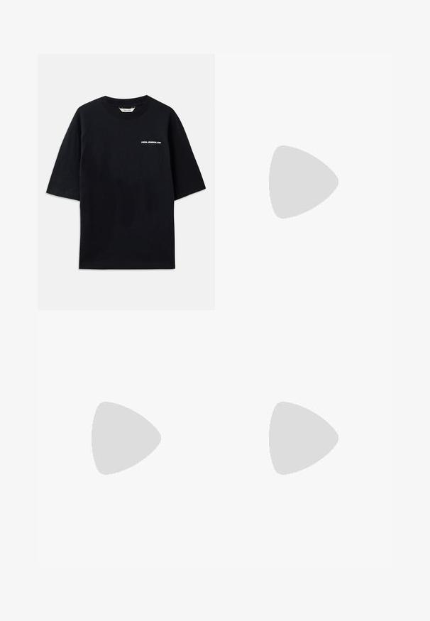 Svart bomull T-skjorte med kortermet, rund hals og en liten hvit "HOLZWEILER" logo på forsiden, med en løs passform.; EYTYS CYRUS RAVEN - Flared jeans - black; Hvit sneakers med semsket detaljer, rund tå, flate snøringer og en kremfarget gummisåle. Har grønn merking på hælen.; Svart polstret veske med en bred, myk skulderreim og topphåndtak. Har glidelås lukking og en subtil logo foran.