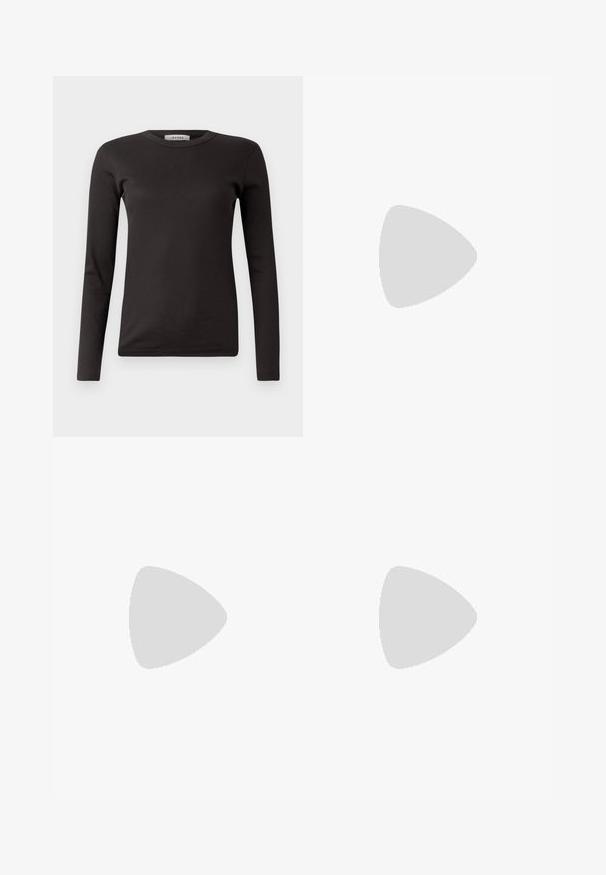 Must toki musta pika varrukaga ribatud T-särk ümmarguse kaelusega, pehmest kangast, lihtsa disainiga ilma dekoreerivate elementide või mustriteta.; Hallid pleeditud lühikesed püksid, mis on valmistatud siledast kangast, kõrge vöökoht, esikotid ja ümber lõigatud disain puhaste joontega.; Mustast nahast kõrge kontsaga king terava varba ja metallik hõbedase otsikuga. Iseloomustab sile viimistlus ja sihvakas 10 cm konts.; Must küllastamata nahast õlakott, millel on kaks esist nähtavat taskut, kuldsed pandlad, tõmblukuga sulgemine ja peen rihm. Tekstuuriga pind ja kompaktne ristkülikukujuline kuju.