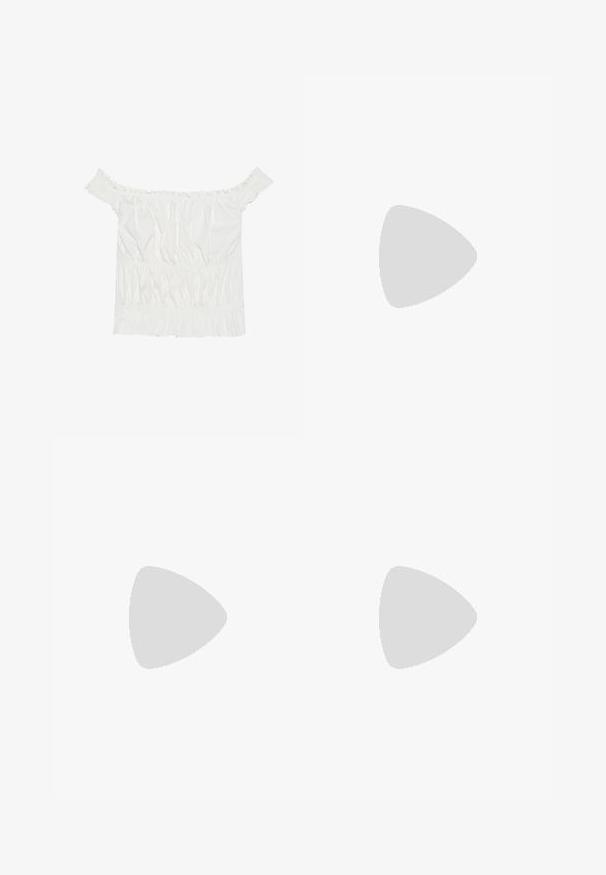 Witte off-shoulder top met gerimpelde accenten, gathering structuur en een elastische tailleband. Gemaakt van zachte katoenen stof.; Zwarte sportrok met een elastische tailleband, uitlopende ontwerp, gladde textuur en zijzakken. Geschikt voor sportieve activiteiten of casual uitjes.; Bruine leren kniehoge laarzen met een ronde neus, gestructureerd oppervlak, enkelriem en zilveren hardware-detail; opgestapelde hak.; Gouden hoepeloorbellen met een tortoisepatroon van hars aan de buitenrand, met een gladde afwerking en een strakke, ronde vorm.