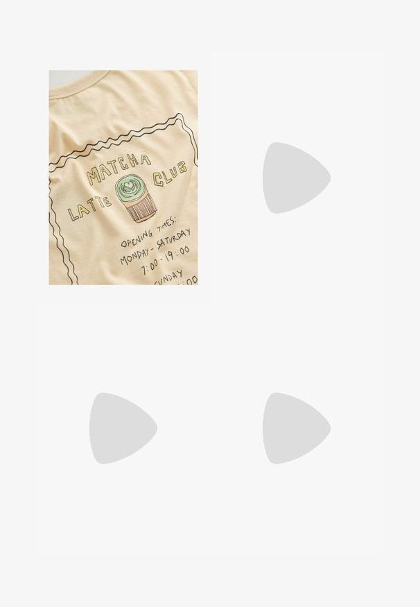 Krémovo sfarbené tričko s grafickým dizajnom, na ktorom je nápis "MATCHA LATTE CLUB", ilustrácia cupcakes a otváracie hodiny v čiernej farbe.; Svetložltá saténová midi sukňa s hladkou textúrou, rozšíreným strihom a elastickým pásom, s jemným leskom po celom povrchu.; Bežové kožené slingback podpätky s ostrou špičkou, otvoreným bočným dizajnom a úzkym vysokým podpätkom. S popruhom so zlatým akcentom.; Tommy Hilfiger CASUAL SHOULDER BAG - Kabelka - coastal taupe