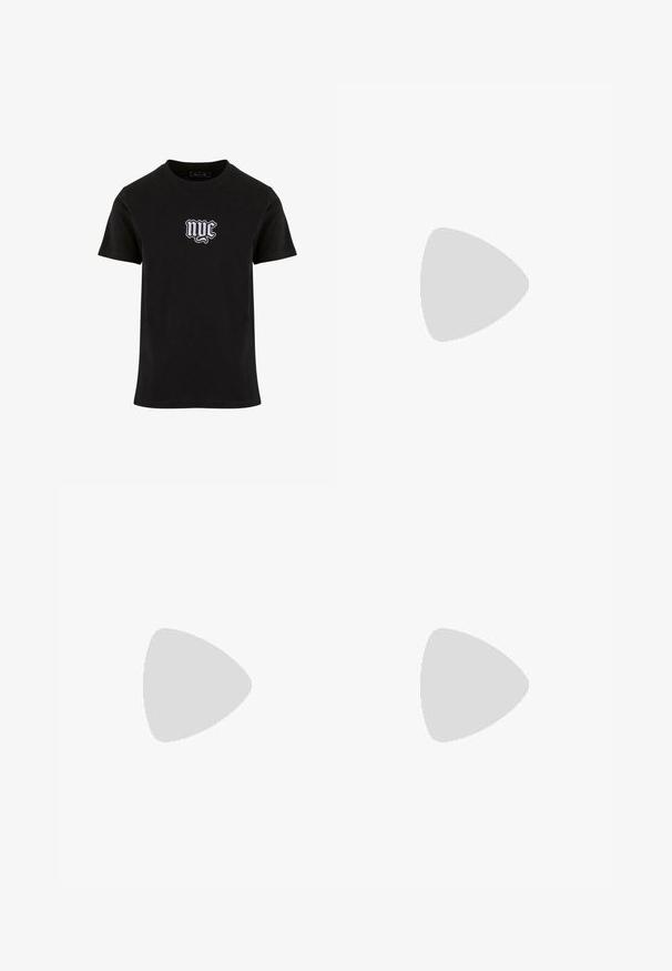 Schwarzes Baumwoll-T-Shirt mit kurzen Ärmeln, ausgestattet mit einem weißen bestickten "nyc"-Logo auf der linken Brustseite. Klassischer Rundhalsausschnitt.; Weisse Denim-Hose mit weitem Bein und hoher Taille, fünf Taschen, Knopfverschluss und subtiler Textur, mit geraden, lockeren Beinen.; Schwarze Sneakers aus einer Mischung aus Wildleder und synthetischem Material, strukturierten Sohlen mit Grip-Mustern und kontrastierenden weißen Details in der Mittelsohle.; Schwarze Sonnenbrille mit rechteckigen Gläsern, mattem Kunststoffrahmen und geraden Kanten. Verfügt über das Markenlogo auf dem inneren Bügel.