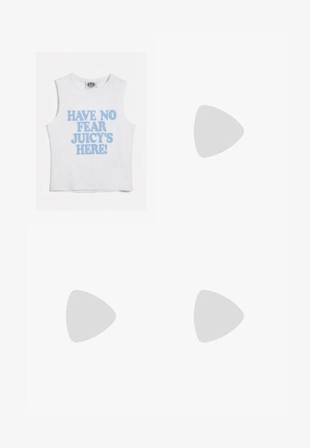 Fehér ujjatlan crop top, melynek elülső oldalán merész kék felirat olvasható: "NINCS VÉNUSZ, ITT VAN JUICY!" Puha pamut anyagból készült, kerek nyakkivágással.; Több mintás rövidnadrág, élénk színek keverékével, beleértve a pirosat, sárgát, zöldet és rózsaszínt, rugalmas derékkal és változatos trópusi motívumokkal.; Fekete gumipapucs, textúrált pánttal és egyszerű lapos talppal, oldalnézetből, világos háttér előtt.; Piros bőr válltáska sima felülettel, ívelt dizájnnal és dekoratív csattal. Állítható pánt és cipzáras záródás.; Ezüst karika fülbevaló szett, amely két nagy és két kicsi párt tartalmaz. Könnyű, sima felületű, fényes kivitelű, egyszerű formavilággal.