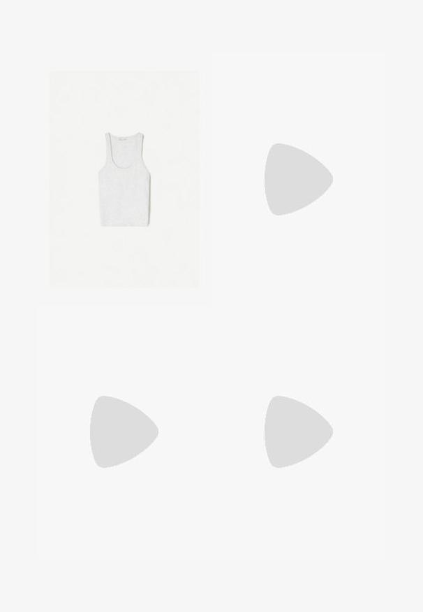Top in tessuto morbido di colore grigio chiaro, con scollatura a barchetta e spalline larghe, dal design semplice e senza cuciture.; Pantaloni neri, morbidi e ampi, con una cintura elastica e tasche laterali, che si restringono alla caviglia, abbinati a sneakers bianche.; Infradito in gomma nera con cinturino testurizzato e suola piatta semplice, mostrati di lato su uno sfondo chiaro e uniforme.; Occhiali da sole ovali neri con lenti scure, montatura in plastica lucida e decorazioni in oro sulle tempie.